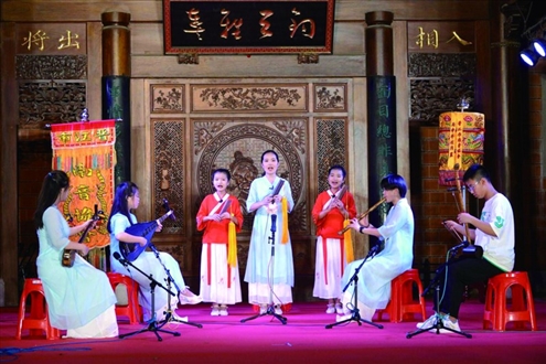 南音用泉州方言演唱,主要以琵琶、洞箫、二弦、三弦、拍板等乐器演奏